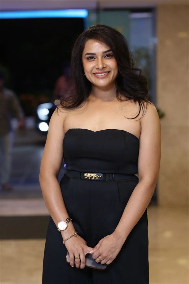 Telugu Actress Hari Teja at Aa Okkati Adakku Movie Pre Release Event